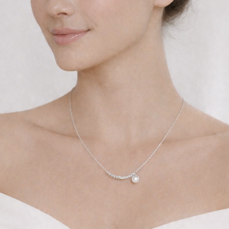 SERENE ARC NECKLACE